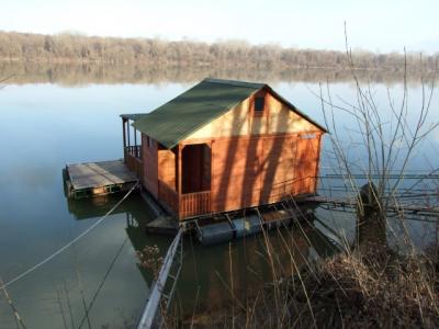 Prodajem splav na Savi sa mestom Plovni Objekti - Splavovi Beograd
