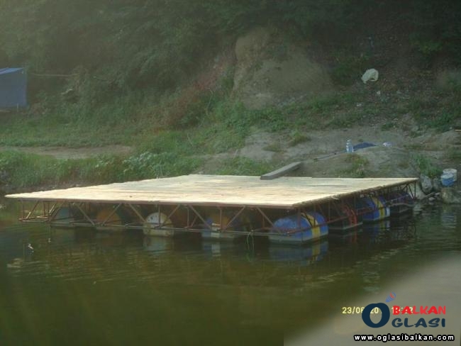 splav 6x5m postavljen pre mesec dana na vodu Plovni Objekti - Splavovi Srbija